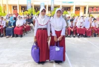 Pemko Padang menyalurkan bantuan pendidikan kepada siswa dan tenaga pendidik terdampak banjir bandang, siang ini. (Foto: Diskominfo Padang)