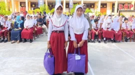 Pemko Padang menyalurkan bantuan pendidikan kepada siswa dan tenaga pendidik terdampak banjir bandang, siang ini. (Foto: Diskominfo Padang)
