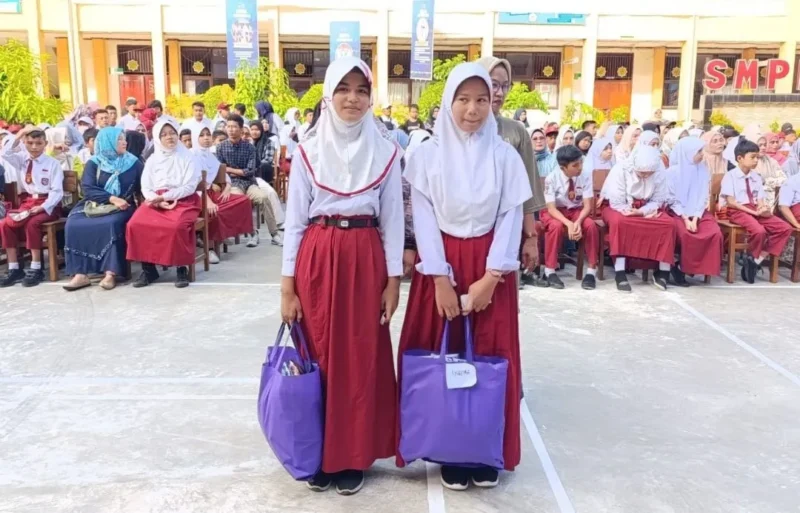 Pemko Padang menyalurkan bantuan pendidikan kepada siswa dan tenaga pendidik terdampak banjir bandang, siang ini. (Foto: Diskominfo Padang)