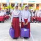 Pemko Padang menyalurkan bantuan pendidikan kepada siswa dan tenaga pendidik terdampak banjir bandang, siang ini. (Foto: Diskominfo Padang)