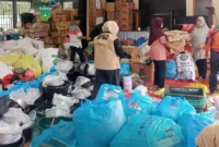Pemko Padang Panjang menyalurkan berbagai perlengkapan rumah tangga untuk warga terdampak bencana yang mulai menempati lokasi relokasi, Jumat (5/12/2025). (Foto: Kominfo Padang Panjang)
