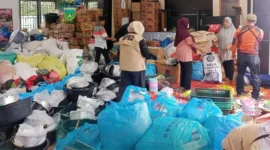 Pemko Padang Panjang menyalurkan berbagai perlengkapan rumah tangga untuk warga terdampak bencana yang mulai menempati lokasi relokasi, Jumat (5/12/2025). (Foto: Kominfo Padang Panjang)