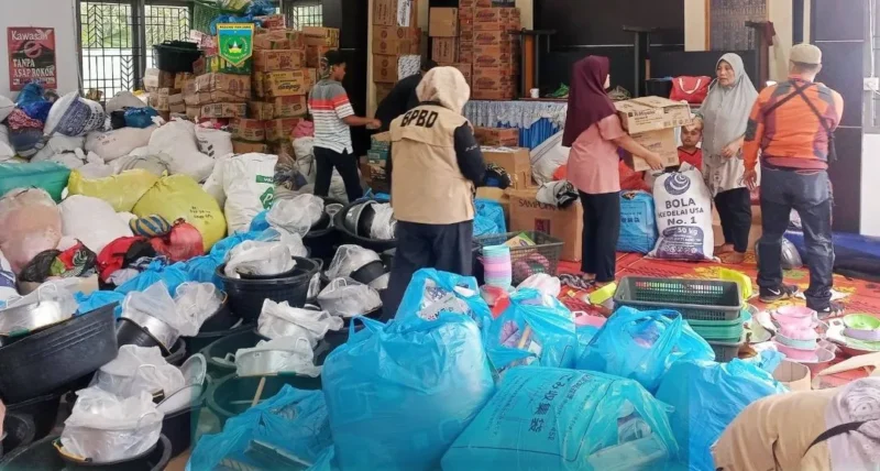 Pemko Padang Panjang menyalurkan berbagai perlengkapan rumah tangga untuk warga terdampak bencana yang mulai menempati lokasi relokasi, Jumat (5/12/2025). (Foto: Kominfo Padang Panjang)