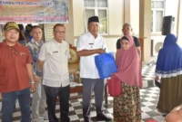 Wakil Wali Kota Pariaman, Mulyadi menyerahkan bantuan permakanan kepada 500 KPM di halaman Rumah Dinas Wakil Wali Kota Pariaman, Jumat (12/12/2025). (Foto: Kominfo Pariaman)