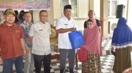 Wakil Wali Kota Pariaman, Mulyadi menyerahkan bantuan permakanan kepada 500 KPM di halaman Rumah Dinas Wakil Wali Kota Pariaman, Jumat (12/12/2025). (Foto: Kominfo Pariaman)