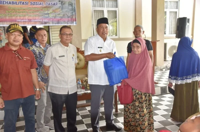 Wakil Wali Kota Pariaman, Mulyadi menyerahkan bantuan permakanan kepada 500 KPM di halaman Rumah Dinas Wakil Wali Kota Pariaman, Jumat (12/12/2025). (Foto: Kominfo Pariaman)