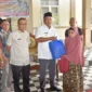 Wakil Wali Kota Pariaman, Mulyadi menyerahkan bantuan permakanan kepada 500 KPM di halaman Rumah Dinas Wakil Wali Kota Pariaman, Jumat (12/12/2025). (Foto: Kominfo Pariaman)