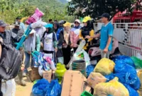 Ketua DWP Kabupaten Pessel, Ny Een Reva Yuliasman, (baju kuning) bersama rombongan saat mengantarkan bantuan ke nagari yang terdampak bencana di Kecamatan Bayang Utara. (Foto: Dok. Imam)
