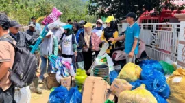 Ketua DWP Kabupaten Pessel, Ny Een Reva Yuliasman, (baju kuning) bersama rombongan saat mengantarkan bantuan ke nagari yang terdampak bencana di Kecamatan Bayang Utara. (Foto: Dok. Imam)