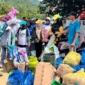 Ketua DWP Kabupaten Pessel, Ny Een Reva Yuliasman, (baju kuning) bersama rombongan saat mengantarkan bantuan ke nagari yang terdampak bencana di Kecamatan Bayang Utara. (Foto: Dok. Imam)
