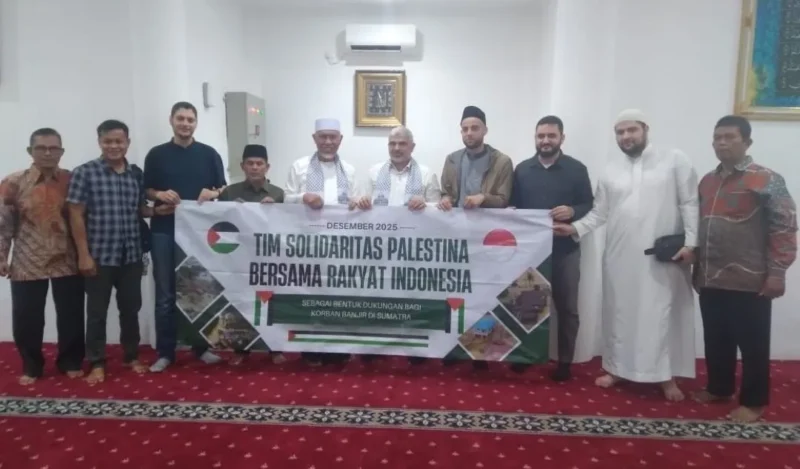 Warga Palestina bersama NGO Turki menyalurkan bantuan senilai Rp 33,6 juta untuk masyarakat terdampak banjir di Sumbar. (Foto: ADPSB)