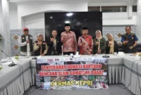 Wali Kota Padang Fadly Amran menerima bantuan korban bencana dari Germas Kepri dan Panitia Natal Oikumene Sumbar di Gedung Putih Rumah Dinas Wali Kota Padang, Sabtu (27/12/2025). (Foto: Prokopim Padang)