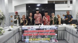 Wali Kota Padang Fadly Amran menerima bantuan korban bencana dari Germas Kepri dan Panitia Natal Oikumene Sumbar di Gedung Putih Rumah Dinas Wali Kota Padang, Sabtu (27/12/2025). (Foto: Prokopim Padang)