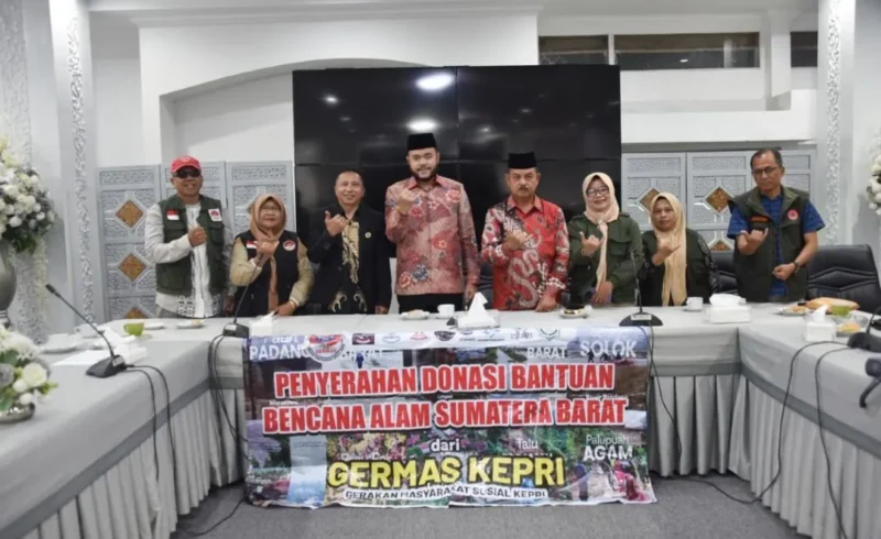 Wali Kota Padang Fadly Amran menerima bantuan korban bencana dari Germas Kepri dan Panitia Natal Oikumene Sumbar di Gedung Putih Rumah Dinas Wali Kota Padang, Sabtu (27/12/2025). (Foto: Prokopim Padang)