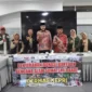 Wali Kota Padang Fadly Amran menerima bantuan korban bencana dari Germas Kepri dan Panitia Natal Oikumene Sumbar di Gedung Putih Rumah Dinas Wali Kota Padang, Sabtu (27/12/2025). (Foto: Prokopim Padang)