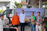 Wali Kota Padang, Fadly Amran menerima bantuan dari PT Pegadaian Area Padang di Posko Utama Palanta Rumah Dinas Wali Kota, Kamis (4/12/2025). (Foto: Diskominfo Padang)