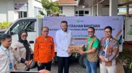 Wali Kota Padang, Fadly Amran menerima bantuan dari PT Pegadaian Area Padang di Posko Utama Palanta Rumah Dinas Wali Kota, Kamis (4/12/2025). (Foto: Diskominfo Padang)