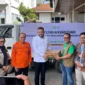 Wali Kota Padang, Fadly Amran menerima bantuan dari PT Pegadaian Area Padang di Posko Utama Palanta Rumah Dinas Wali Kota, Kamis (4/12/2025). (Foto: Diskominfo Padang)