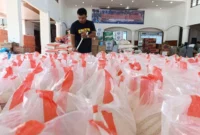 Badan Pangan Nasional (Bapanas) menyalurkan bantuan beras sebanyak 95 ton kepada warga Kota Padang. (Foto: Diskominfo Padang)