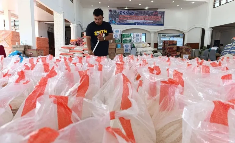 Badan Pangan Nasional (Bapanas) menyalurkan bantuan beras sebanyak 95 ton kepada warga Kota Padang. (Foto: Diskominfo Padang) 