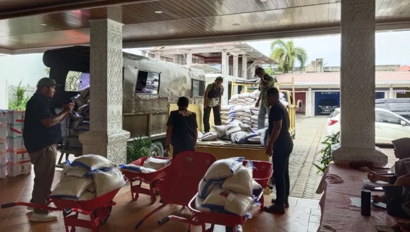 Pemko Padang menyalurkan sebanyak 1,2 ton beras ke sejumlah posko di Kecamatan Koto Tangah, Minggu (7/12/2025). (Foto: Diskominfo Padang)