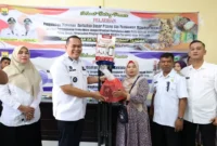 Wali Kota Pariaman Yota Balad menyerahkan bantuan peralatan UMKM kepada pelaku usaha, Rabu (24/12/2025). (Foto: Kominfo Pariaman)