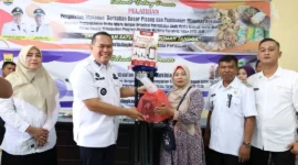 Wali Kota Pariaman Yota Balad menyerahkan bantuan peralatan UMKM kepada pelaku usaha, Rabu (24/12/2025). (Foto: Kominfo Pariaman)