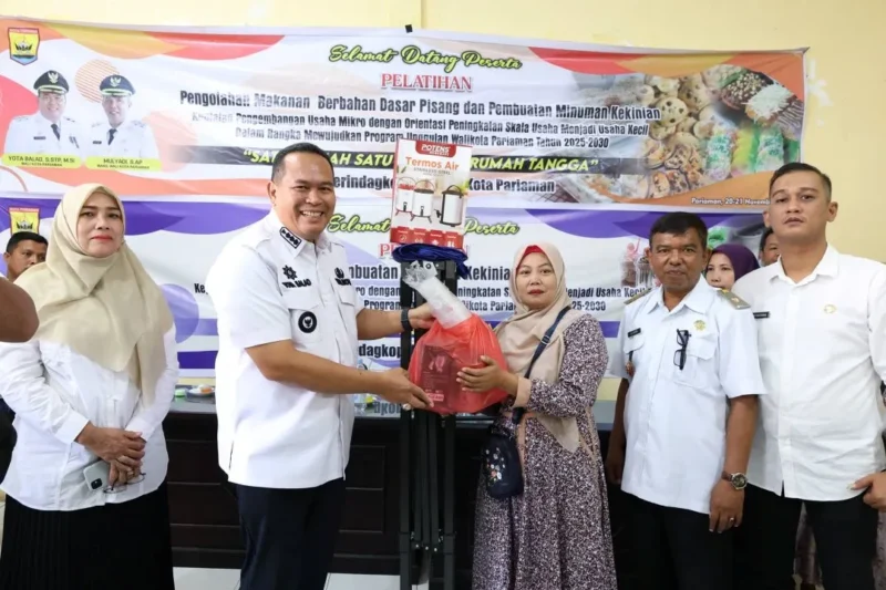 Wali Kota Pariaman Yota Balad menyerahkan bantuan peralatan UMKM kepada pelaku usaha, Rabu (24/12/2025). (Foto: Kominfo Pariaman)