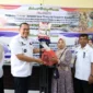 Wali Kota Pariaman Yota Balad menyerahkan bantuan peralatan UMKM kepada pelaku usaha, Rabu (24/12/2025). (Foto: Kominfo Pariaman)
