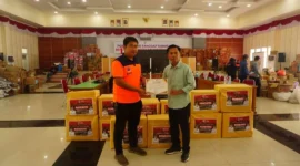 Penyerahan rendang tali asih Dharmasraya untuk korban bencana alam di Kabupaten Agam, Kamis (25/12/2025). (Foto: Pemkab Dharmasraya)