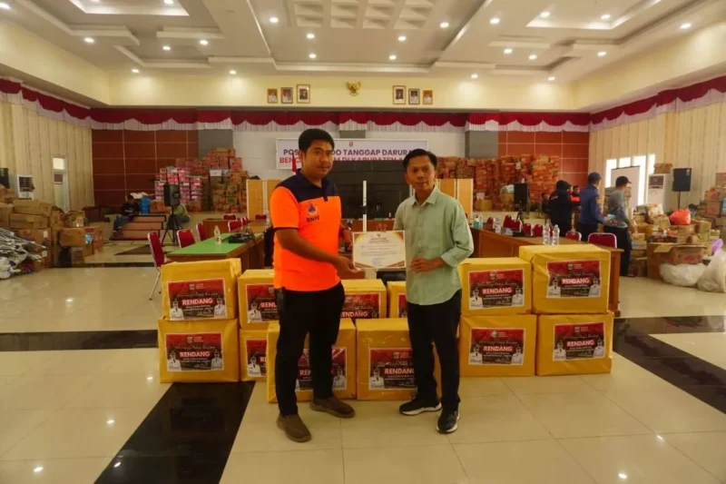 Penyerahan rendang tali asih Dharmasraya untuk korban bencana alam di Kabupaten Agam, Kamis (25/12/2025). (Foto: Pemkab Dharmasraya)
