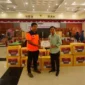 Penyerahan rendang tali asih Dharmasraya untuk korban bencana alam di Kabupaten Agam, Kamis (25/12/2025). (Foto: Pemkab Dharmasraya)