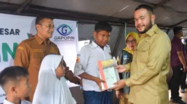 Wali Kota Padang Fadly Amran menyerahkan secara simbolis bantuan perlengkapan sekolah gratis kepada siswa yang terdampak banjir bandang, Senin (15/12/2025). (Foto: Prokopim Padang)