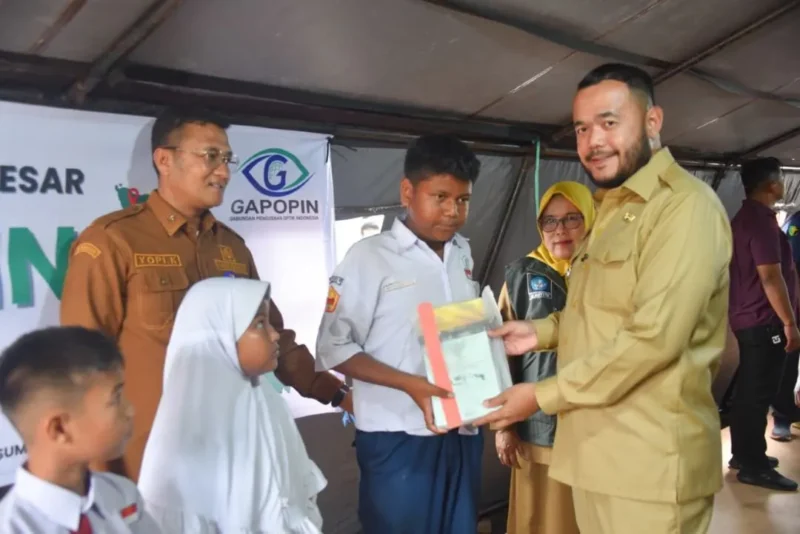Wali Kota Padang Fadly Amran menyerahkan secara simbolis bantuan perlengkapan sekolah gratis kepada siswa yang terdampak banjir bandang, Senin (15/12/2025). (Foto: Prokopim Padang)