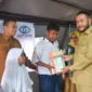 Wali Kota Padang Fadly Amran menyerahkan secara simbolis bantuan perlengkapan sekolah gratis kepada siswa yang terdampak banjir bandang, Senin (15/12/2025). (Foto: Prokopim Padang)