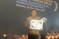 Anggota Bawaslu Pessel, Bambang Putra Niko memperlihatkan piagam penghargaan terbaik I tingkat nasional. (Foto: Dok. Humas Bawaslu)