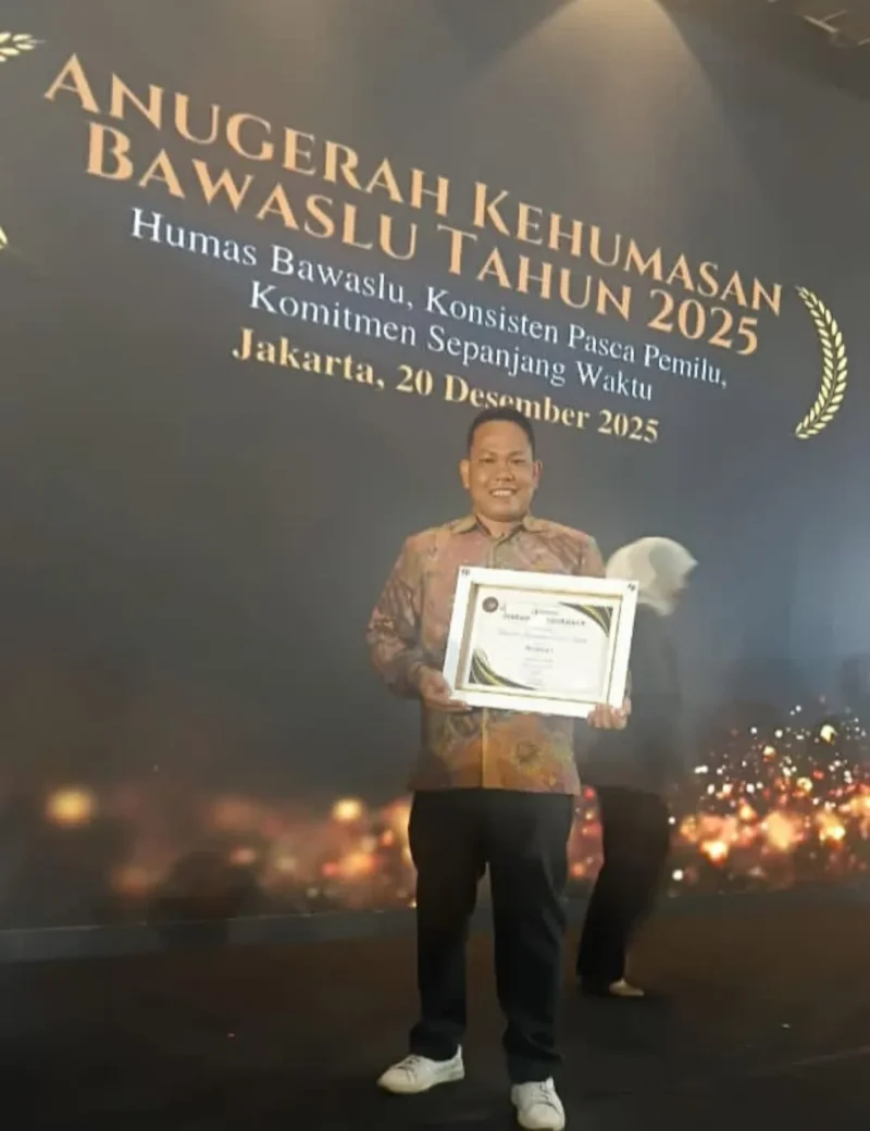 Anggota Bawaslu Pessel, Bambang Putra Niko memperlihatkan piagam penghargaan terbaik I tingkat nasional. (Foto: Dok. Humas Bawaslu)