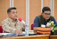 Bupati Agam Benni Warlis saat mengikuti rakor bersama BNPB dan pemerintah daerah se-Sumbar melalui Zoom Meeting, Kamis (25/12) malam. (Foto: AMC)