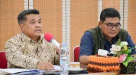 Bupati Agam Benni Warlis saat mengikuti rakor bersama BNPB dan pemerintah daerah se-Sumbar melalui Zoom Meeting, Kamis (25/12) malam. (Foto: AMC)