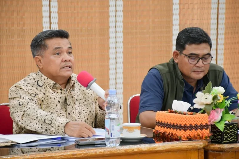 Bupati Agam Benni Warlis saat mengikuti rakor bersama BNPB dan pemerintah daerah se-Sumbar melalui Zoom Meeting, Kamis (25/12) malam. (Foto: AMC)