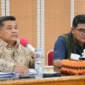 Bupati Agam Benni Warlis saat mengikuti rakor bersama BNPB dan pemerintah daerah se-Sumbar melalui Zoom Meeting, Kamis (25/12) malam. (Foto: AMC)
