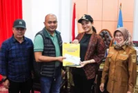 Bupati Dharmasraya, Annisa Suci Ramadhani bersama Wakil Bupati Leli Arni menyambut kunjungan Bupati Tebo, Agus Rubiyanto di ruang kerja Bupati Dharmasraya, Selasa (16/12/2025). (Foto: Pemkab Dharmasraya)