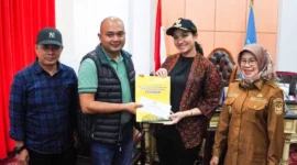 Bupati Dharmasraya, Annisa Suci Ramadhani bersama Wakil Bupati Leli Arni menyambut kunjungan Bupati Tebo, Agus Rubiyanto di ruang kerja Bupati Dharmasraya, Selasa (16/12/2025). (Foto: Pemkab Dharmasraya)