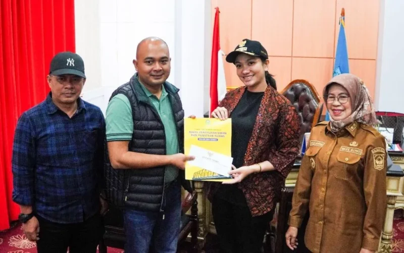 Bupati Dharmasraya, Annisa Suci Ramadhani bersama Wakil Bupati Leli Arni menyambut kunjungan Bupati Tebo, Agus Rubiyanto di ruang kerja Bupati Dharmasraya, Selasa (16/12/2025). (Foto: Pemkab Dharmasraya)