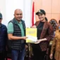 Bupati Dharmasraya, Annisa Suci Ramadhani bersama Wakil Bupati Leli Arni menyambut kunjungan Bupati Tebo, Agus Rubiyanto di ruang kerja Bupati Dharmasraya, Selasa (16/12/2025). (Foto: Pemkab Dharmasraya)