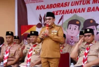 Bupati Tanah Datar Eka Putra menyampaikan arahan saat HUT Pramuka ke-64 Tanah Datar di Lapangan Terbuka Sekretariat Pusdiklat Bukit Gombak, Batusangkar, Senin (29/12/2025). (Foto: Prokopim Tanah Datar)