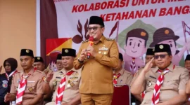 Bupati Tanah Datar Eka Putra menyampaikan arahan saat HUT Pramuka ke-64 Tanah Datar di Lapangan Terbuka Sekretariat Pusdiklat Bukit Gombak, Batusangkar, Senin (29/12/2025). (Foto: Prokopim Tanah Datar)