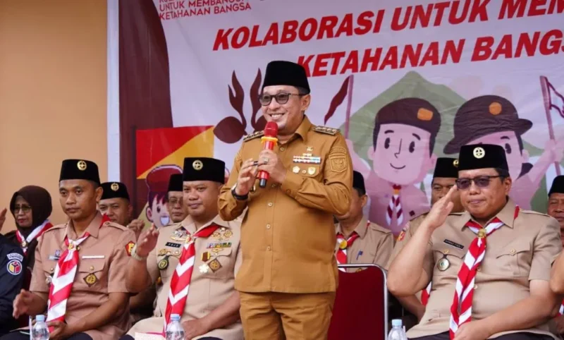 Bupati Tanah Datar Eka Putra menyampaikan arahan saat HUT Pramuka ke-64 Tanah Datar di Lapangan Terbuka Sekretariat Pusdiklat Bukit Gombak, Batusangkar, Senin (29/12/2025). (Foto: Prokopim Tanah Datar)
