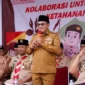 Bupati Tanah Datar Eka Putra menyampaikan arahan saat HUT Pramuka ke-64 Tanah Datar di Lapangan Terbuka Sekretariat Pusdiklat Bukit Gombak, Batusangkar, Senin (29/12/2025). (Foto: Prokopim Tanah Datar)