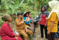 Bupati Tanah Datar Eka Putra menyapa warga di Subarang Luak, Jorong Ladang Laweh, Nagari Batipuah Baruah, Kecamatan Batipuh, Senin (8/12/2025). (Foto: Prokopim Tanah Datar)